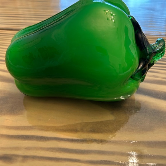 Hand blown green pepper vegetable bell pepper art glass - Picture 7 of 9